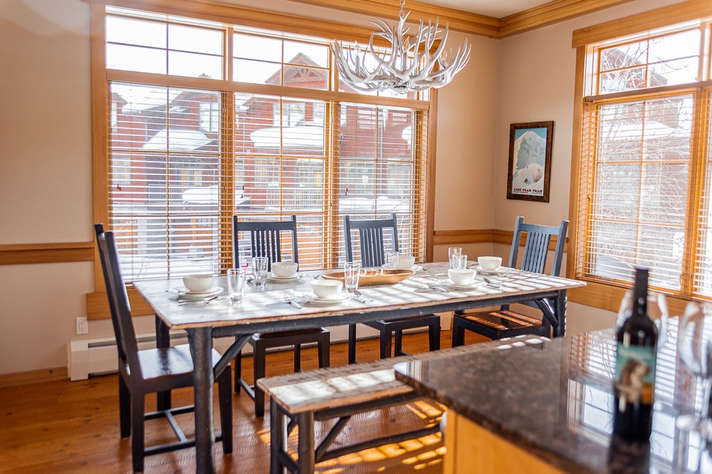Dining Area with Table Seating for 7