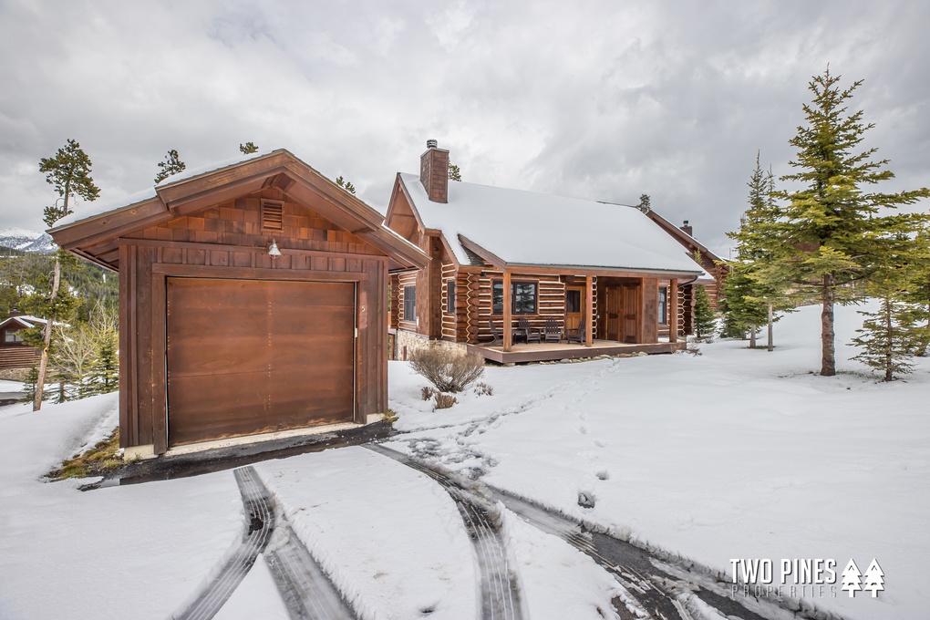 Detached Garage for 1 Vehicle with a 1 Vehicle Driveway