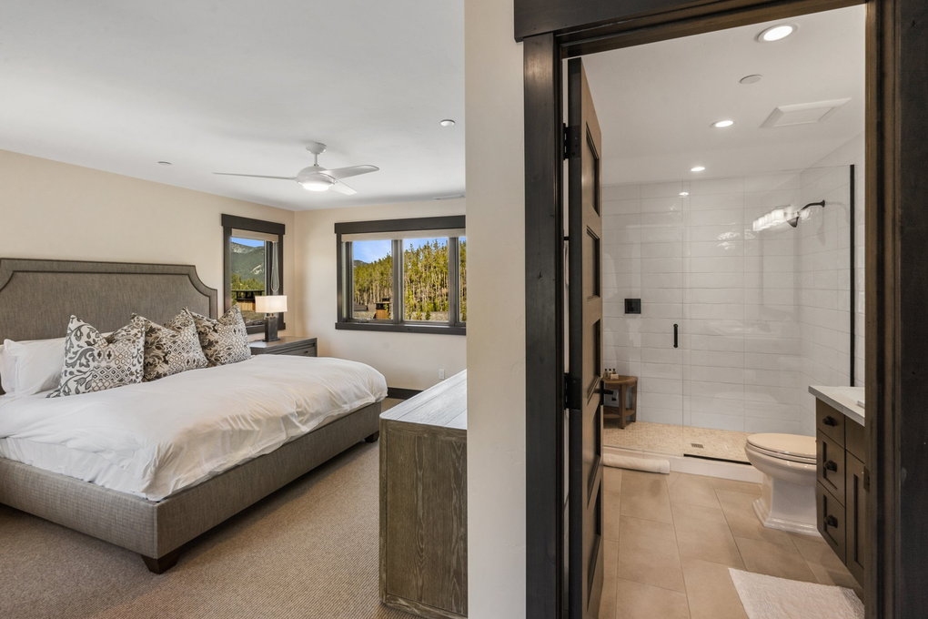 Guest Bedroom 1 w. En-Suite (second floor)