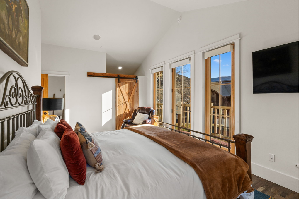 Upstairs Right Guest Bedroom 1 w. En-Suite (King Bed)