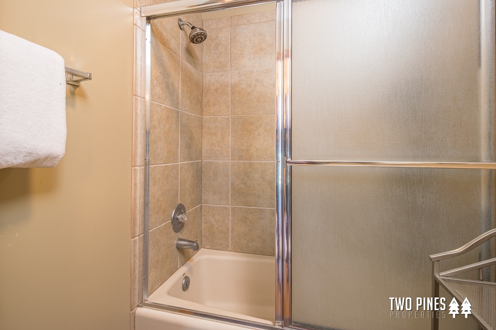 Guest En suite bathroom with tub shower combo