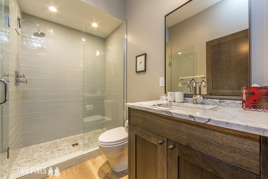 King Bed Guest En-Suite Bathroom