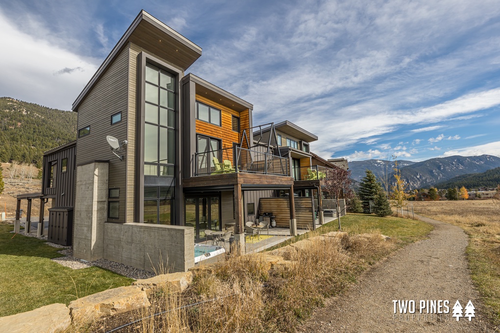Gorgeous Little Coyote Modern Home with Beautiful Views and Cross Country Ski Access
