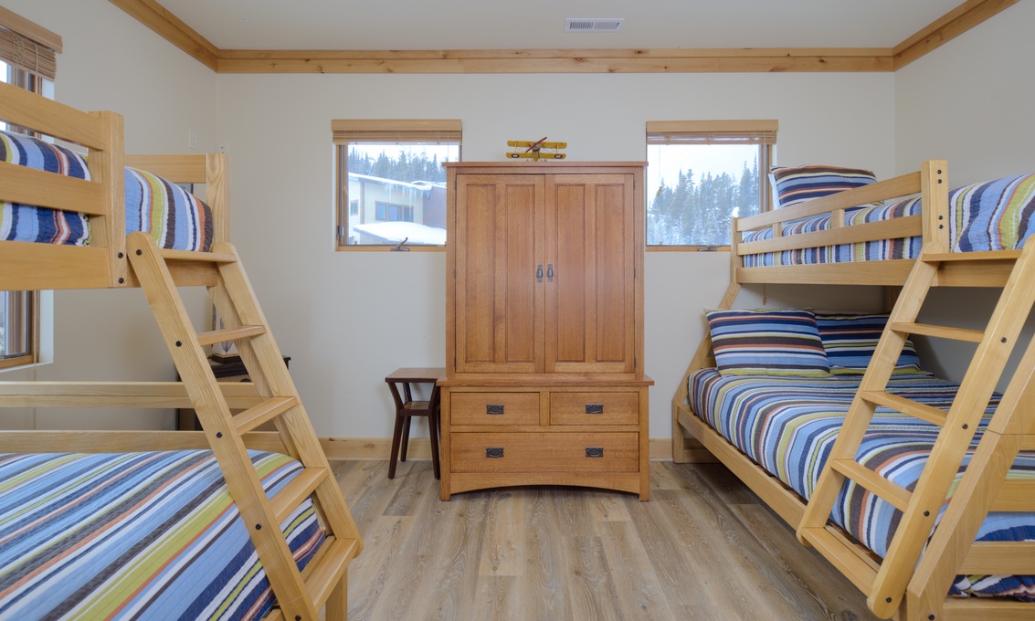 Bunkroom 2 Twin over Full Bunk Beds