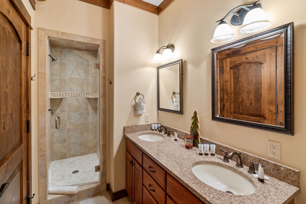 Cowboy Room En-Suite Full Bath