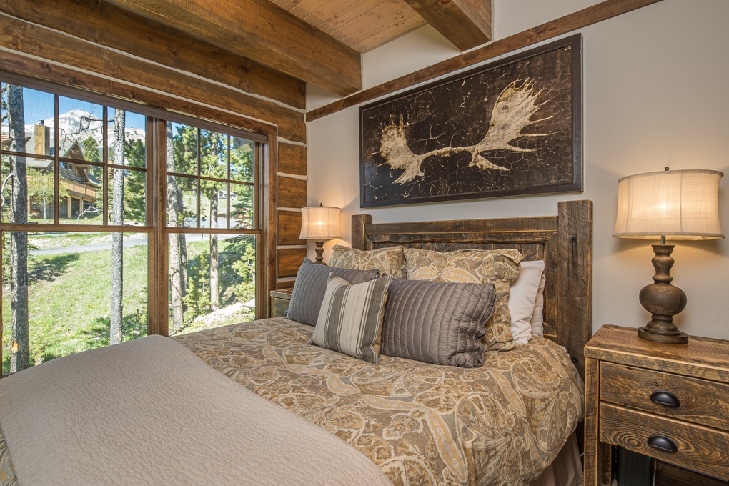 Guest Room 2 (main floor)