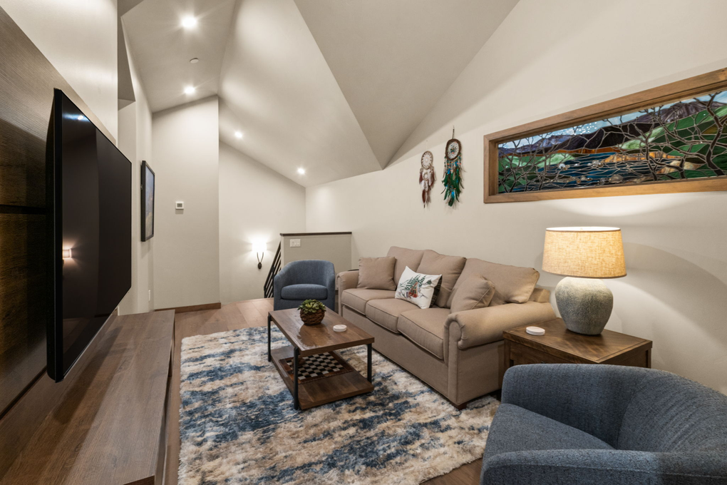 Third Floor's Cozy Den (w. pull out sofa)