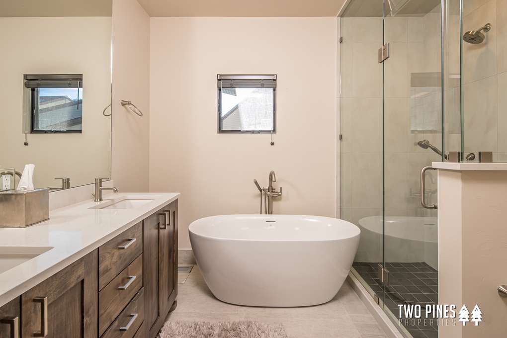 King En Suite with Soaking Tub