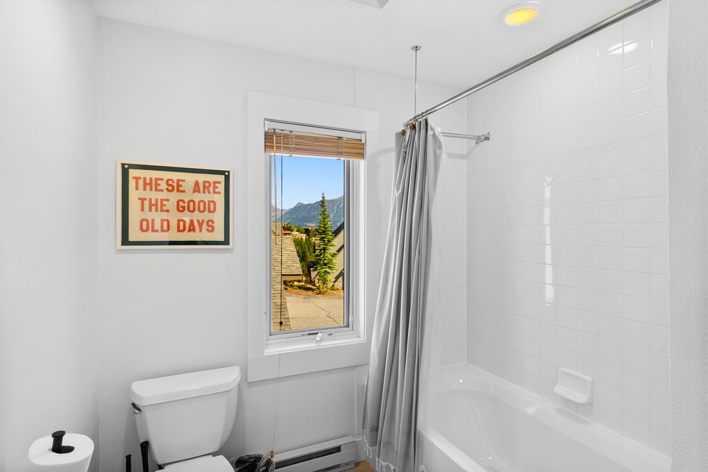 Bunk Room En-Suite Full Bath