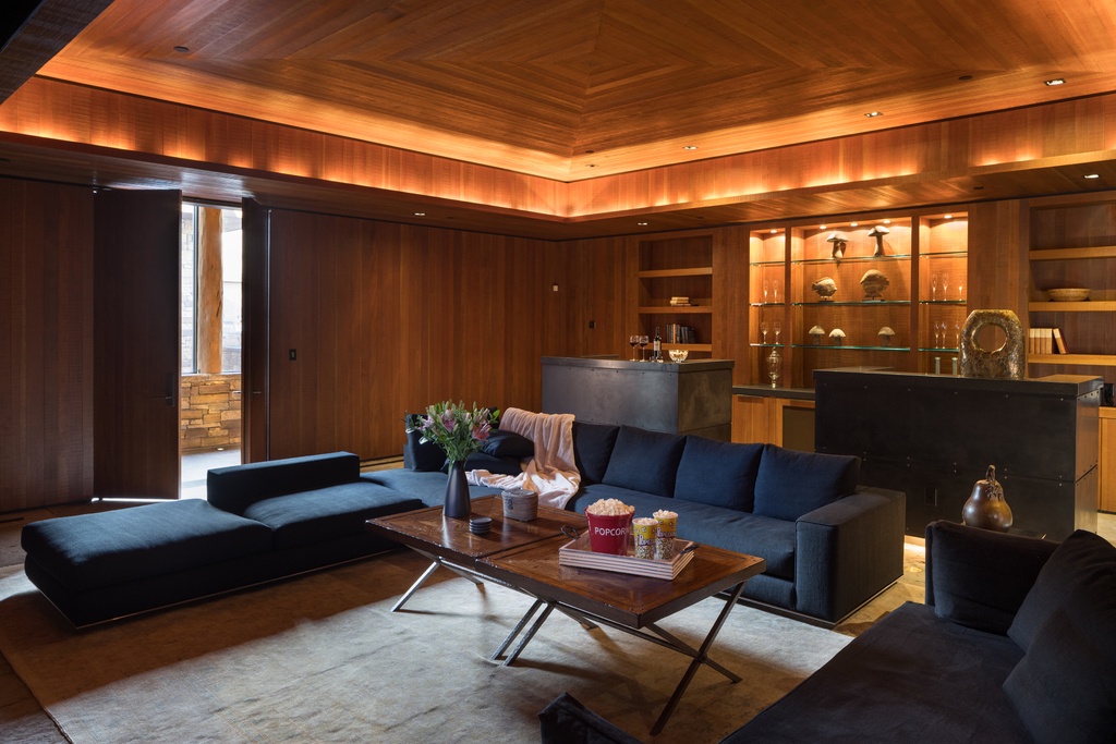 Pataheya — Theater & Wet Bar
