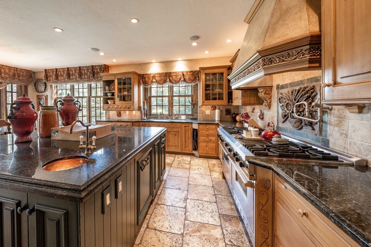 Shoshone Lodge — Kitchen / Dining