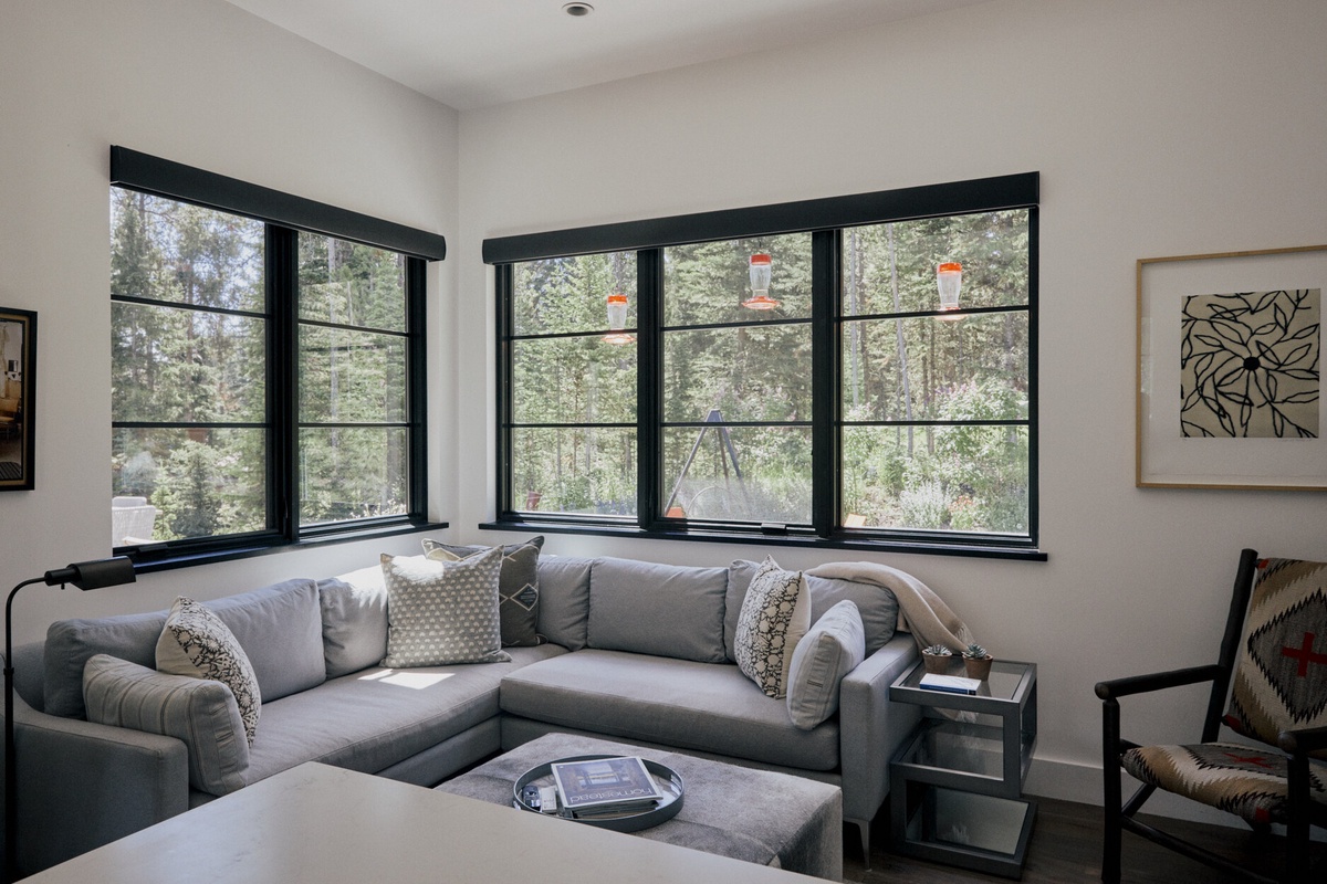 Mount Haven — TV / Sitting Area