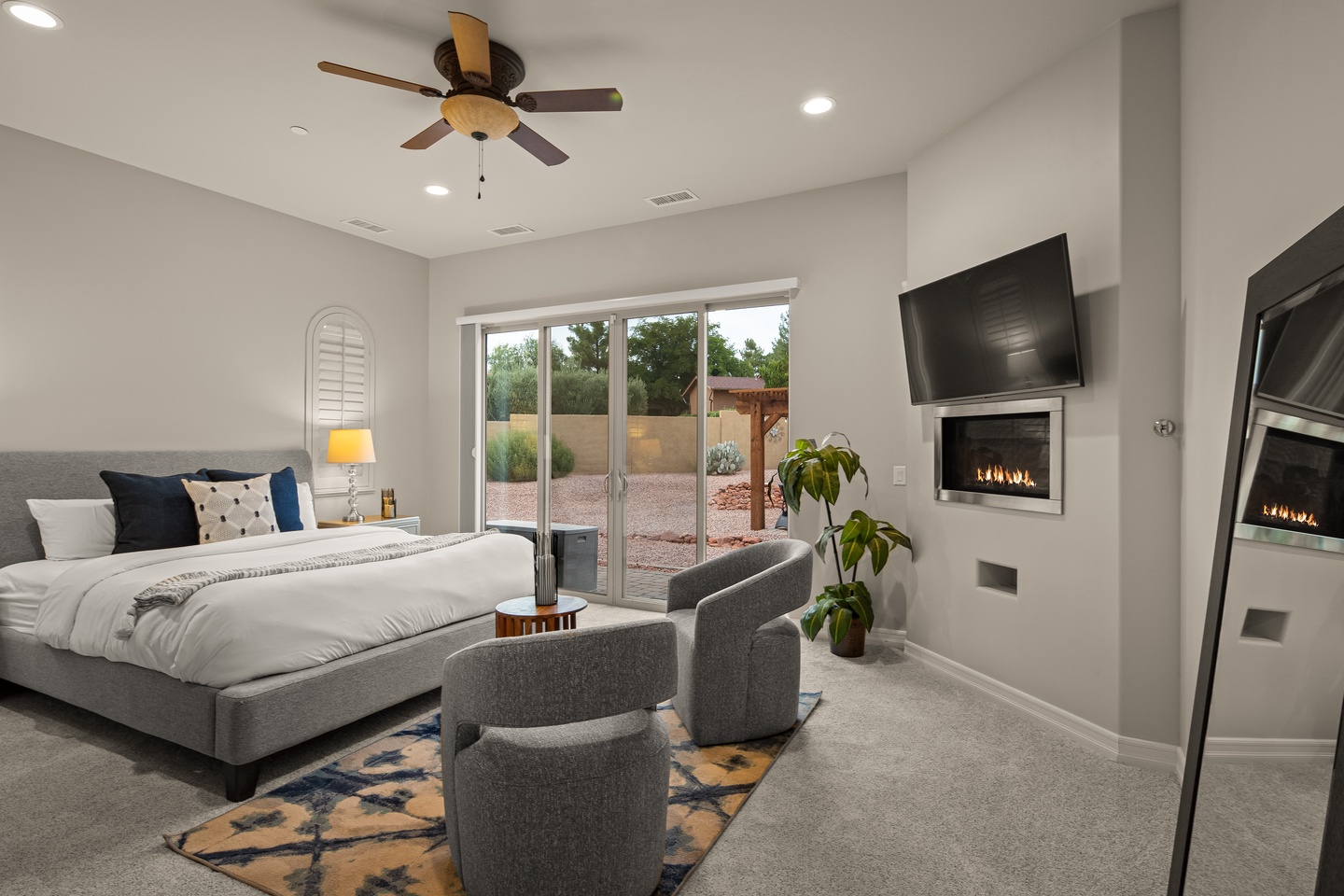 JL_5CougarDr-interiors-PrimarySuite-05