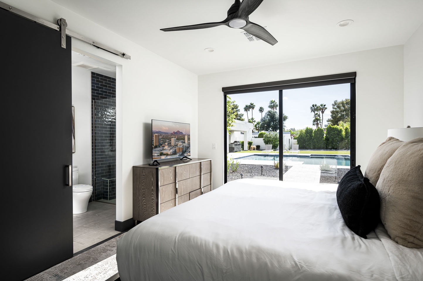 Bedroom 3 - King bed w/ ensuite bathroom