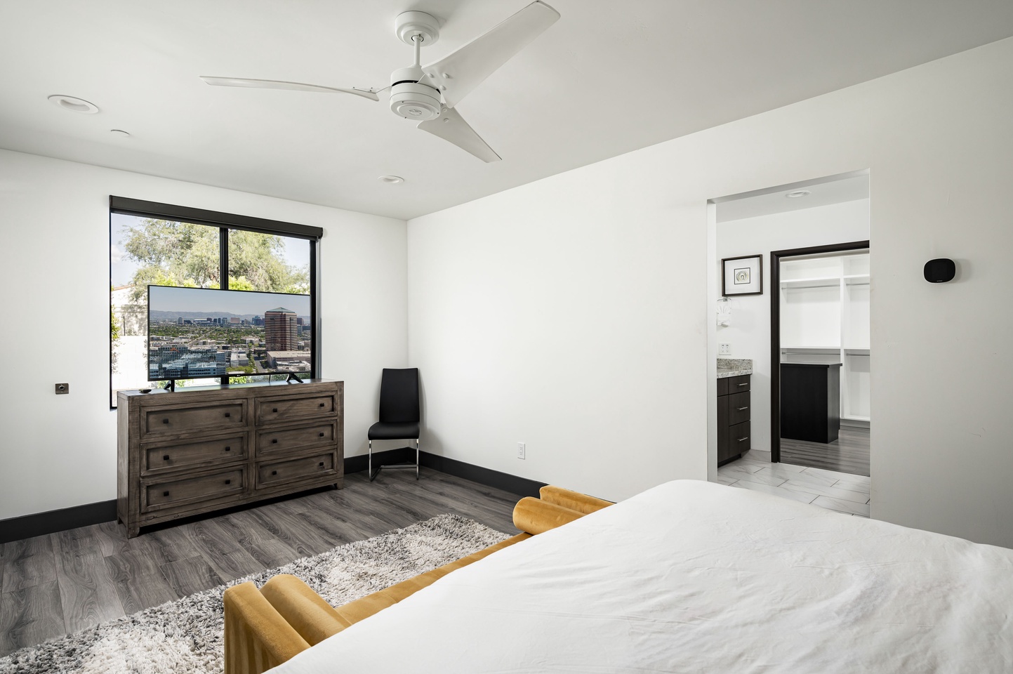 Bedroom 5 - HDTV & ensuite bathroom