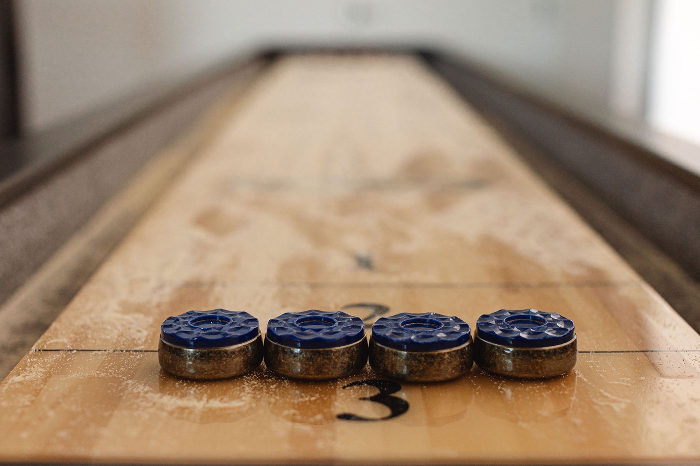 Professional grade shuffleboard table