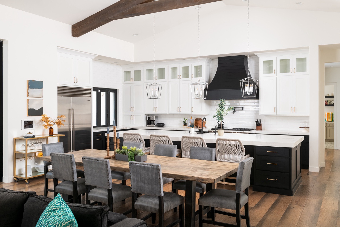 Additionally seating for 4 at the kitchen island