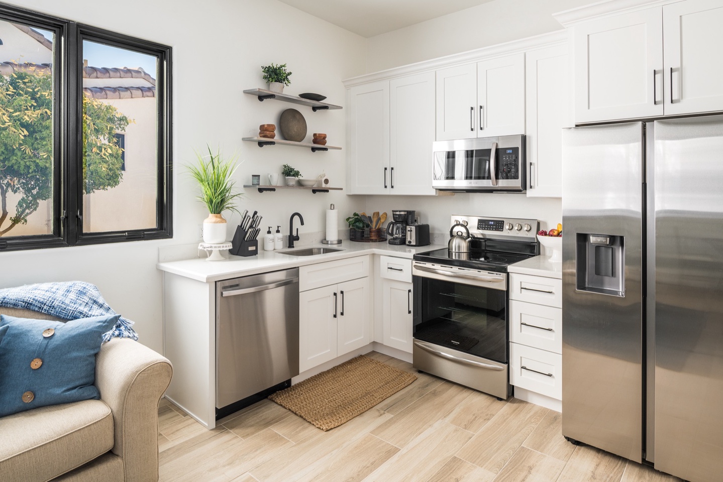 Yet another fully stocked kitchen