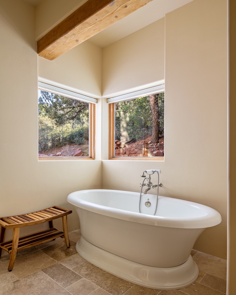 Soaking tub