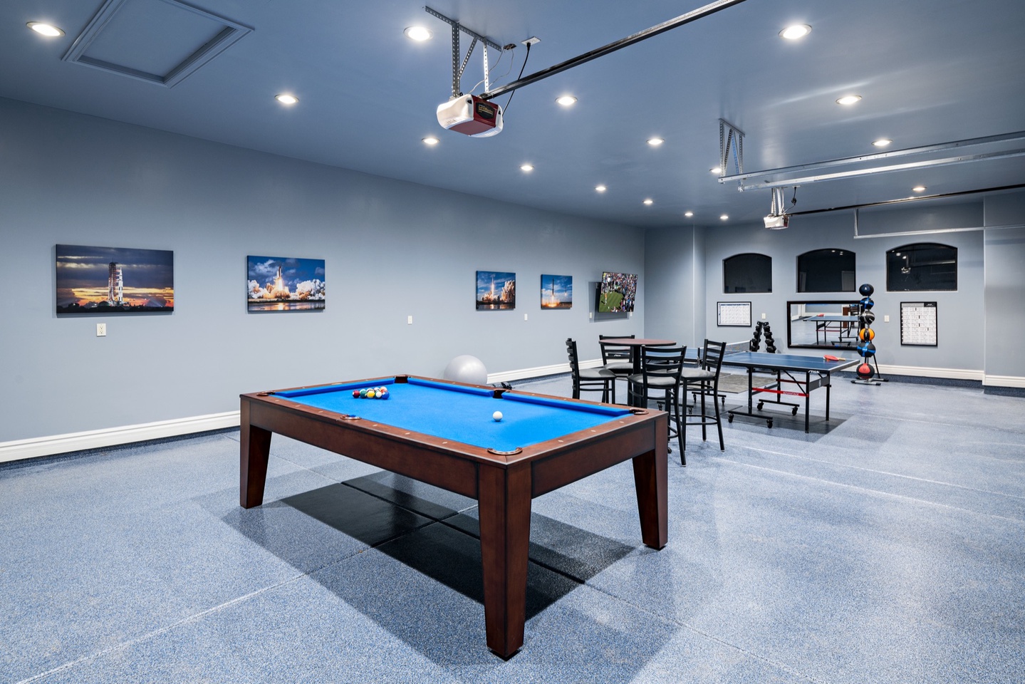 Fully equipped game room garage - pool, ping pong, workout zone