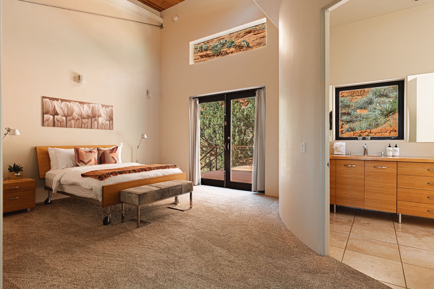 Bedroom 1 - Queen bed
