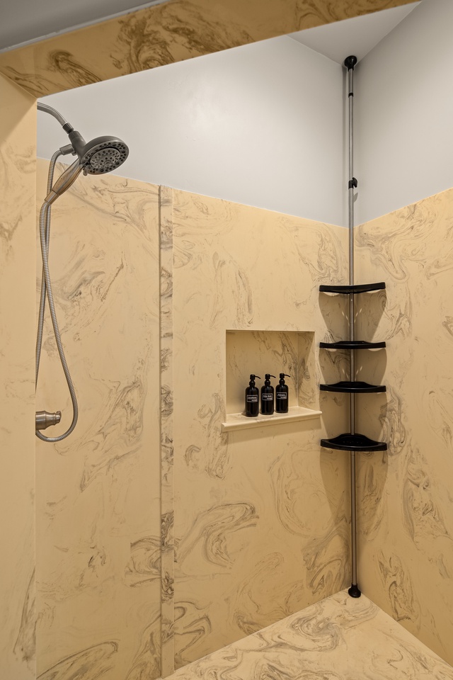 JL_5CougarDr-interiors-PrimarySuite-04