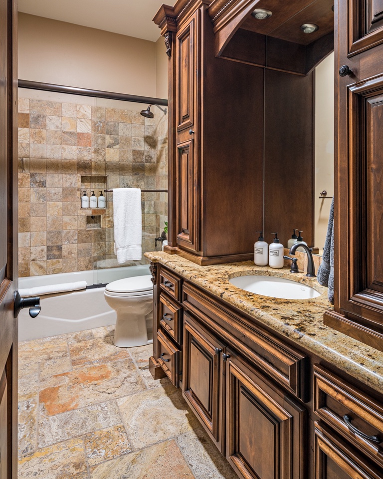 Bathroom 3 - Shower/tub combo