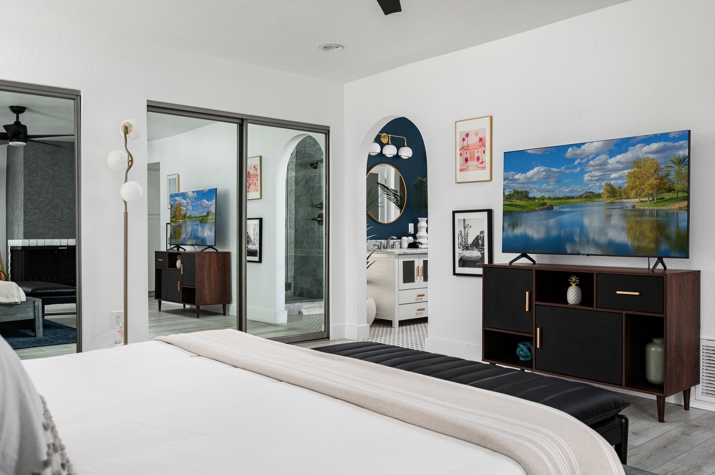 Master w/ ensuite bathroom