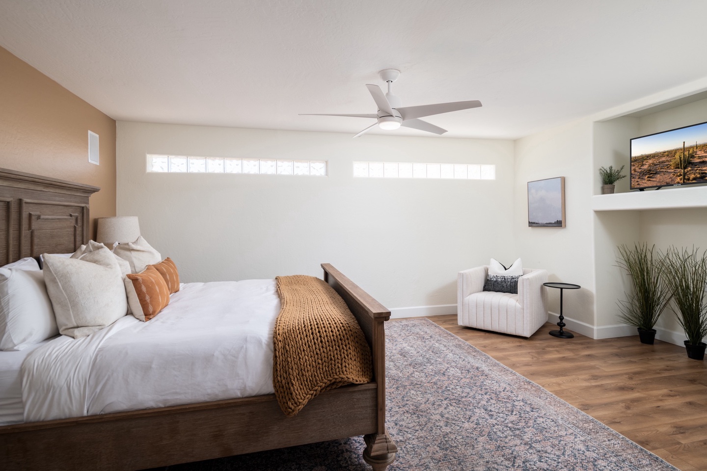 Bedroom 3 - Queen bed and TV