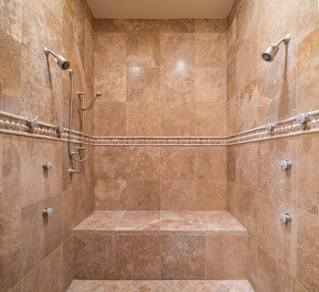 Large walk in shower with plenty of room