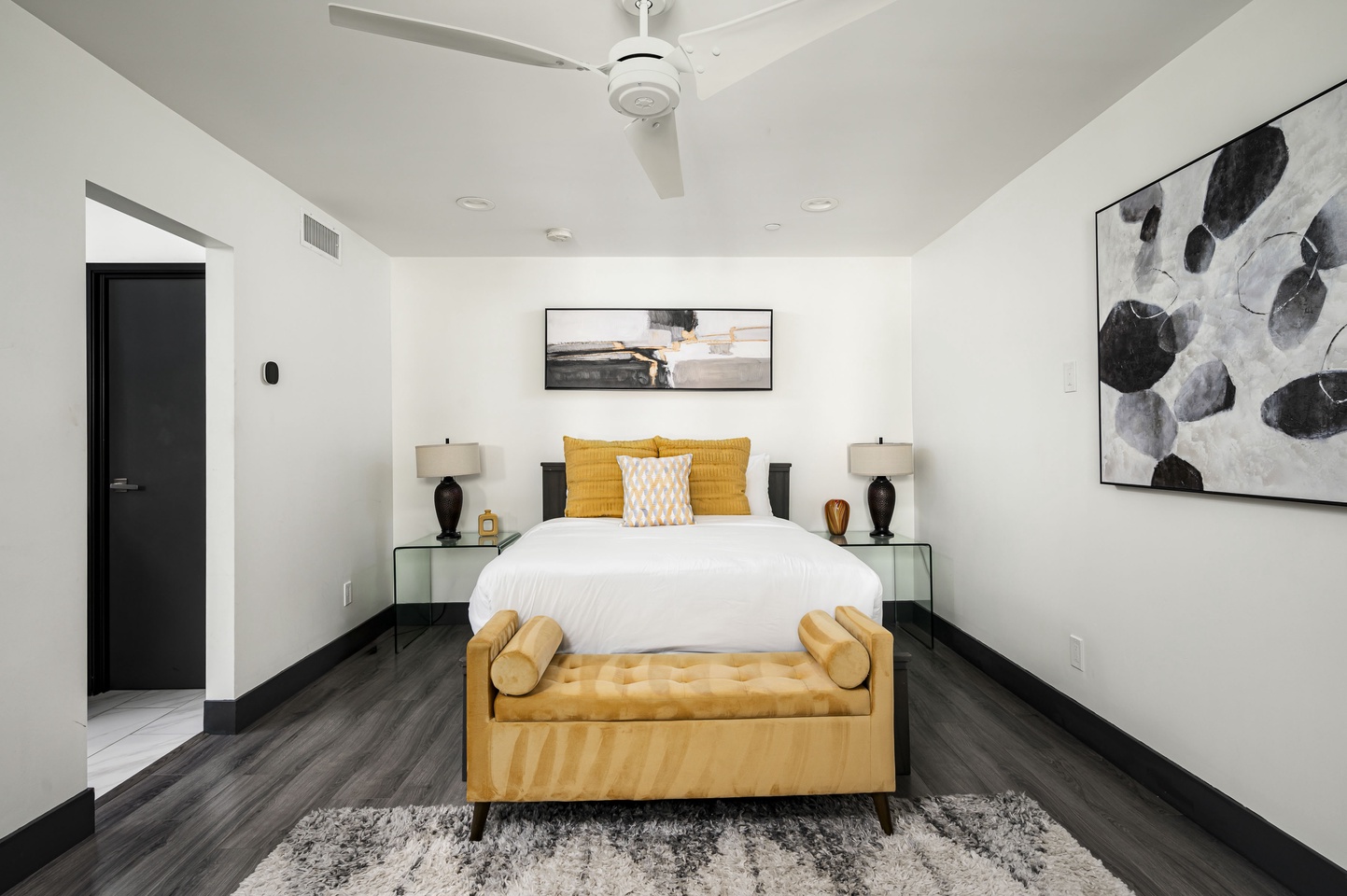 Bedroom 5 - Queen bed