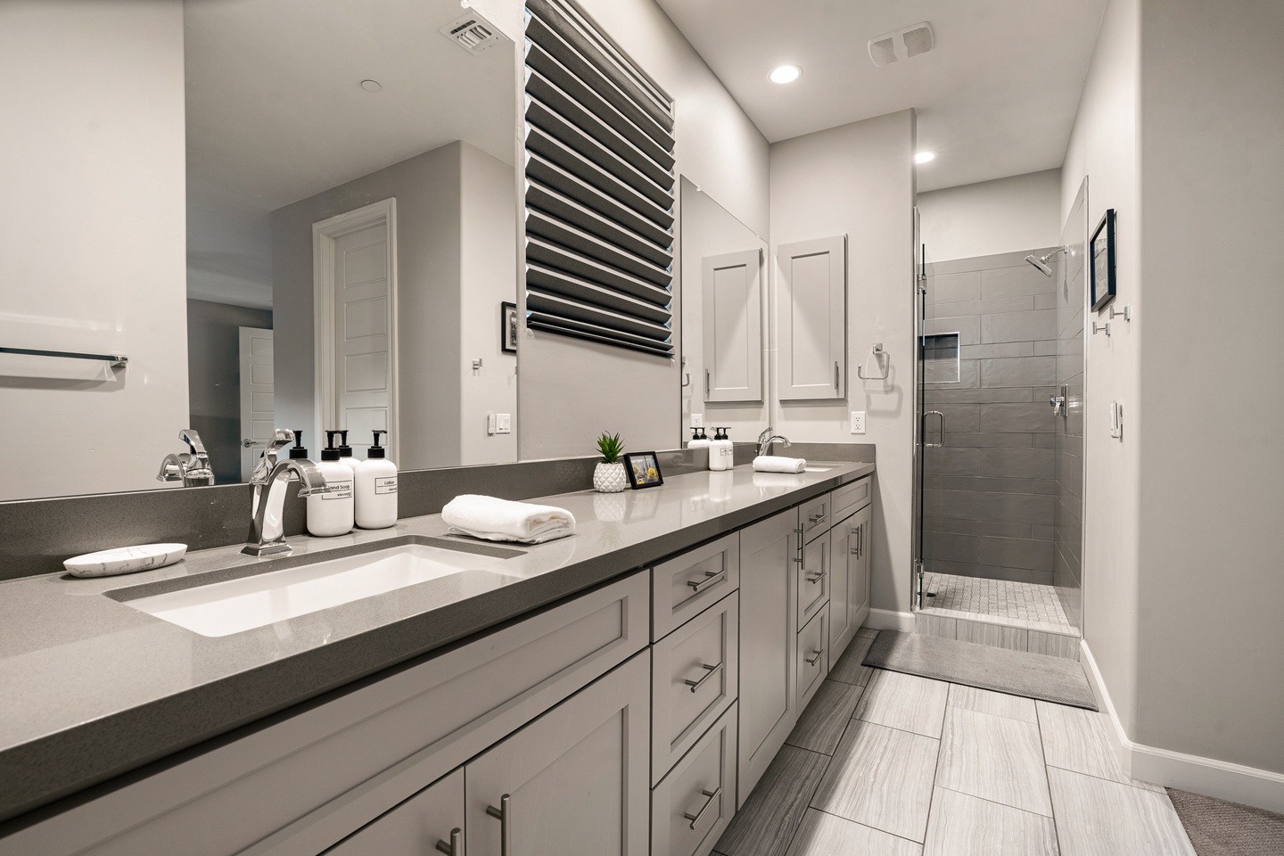 Secondary Master Bathroom (upper level)