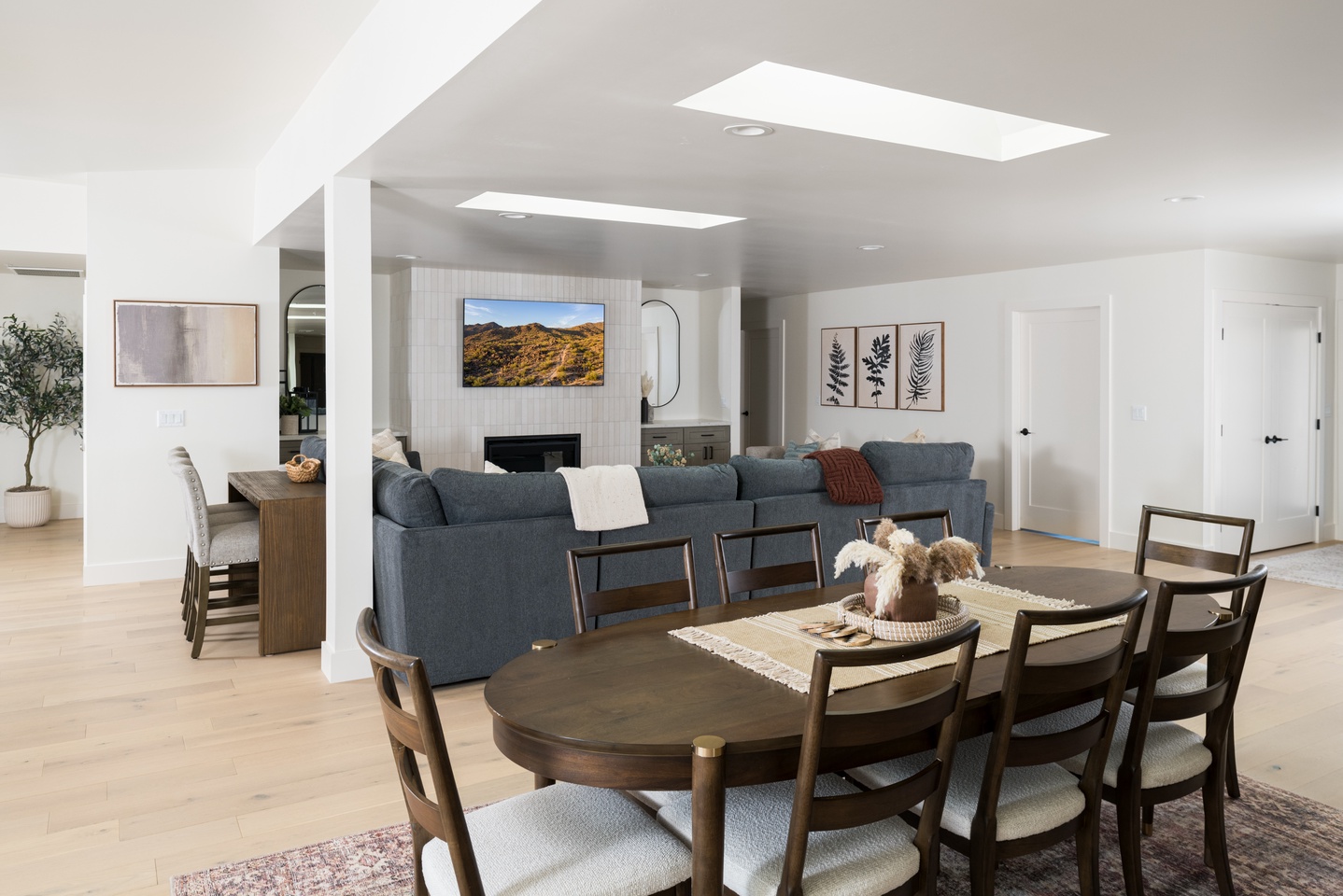 Open spaces living room, dining area