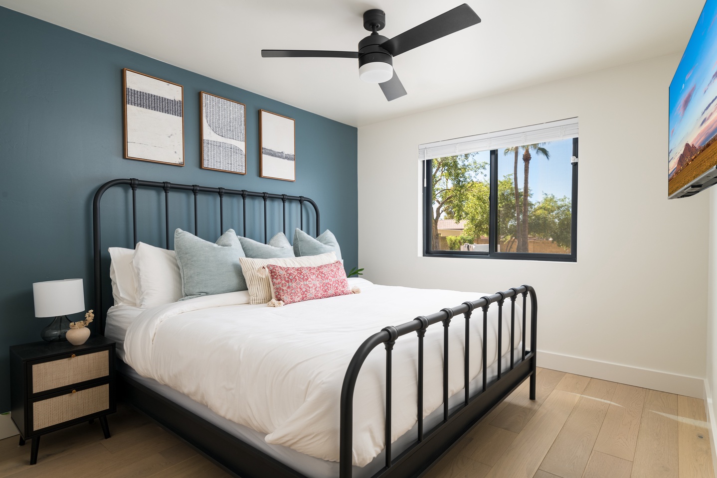 Bedroom 7 - King bed