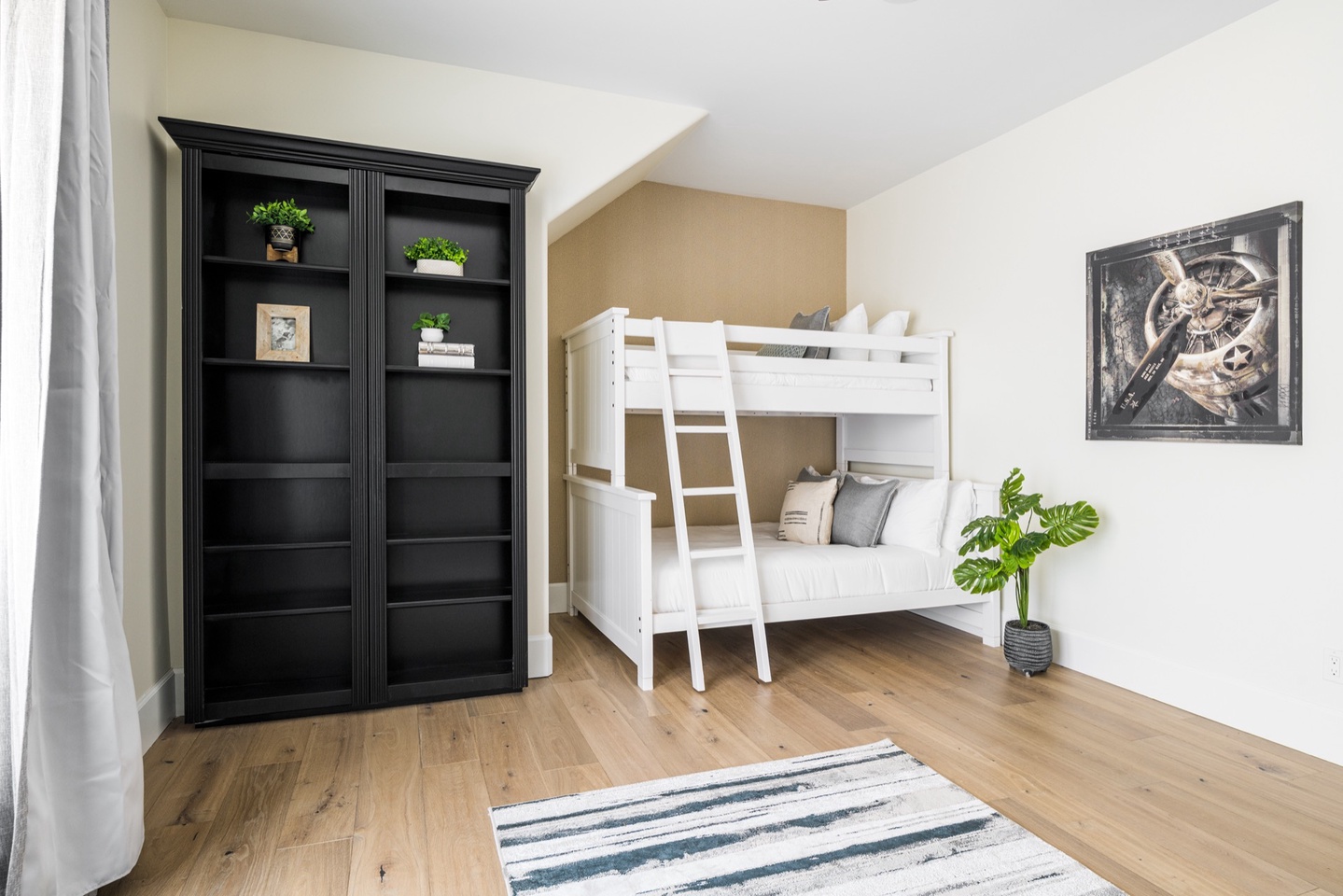 Main house Bedroom 5 - Twin over Queen bunk bed