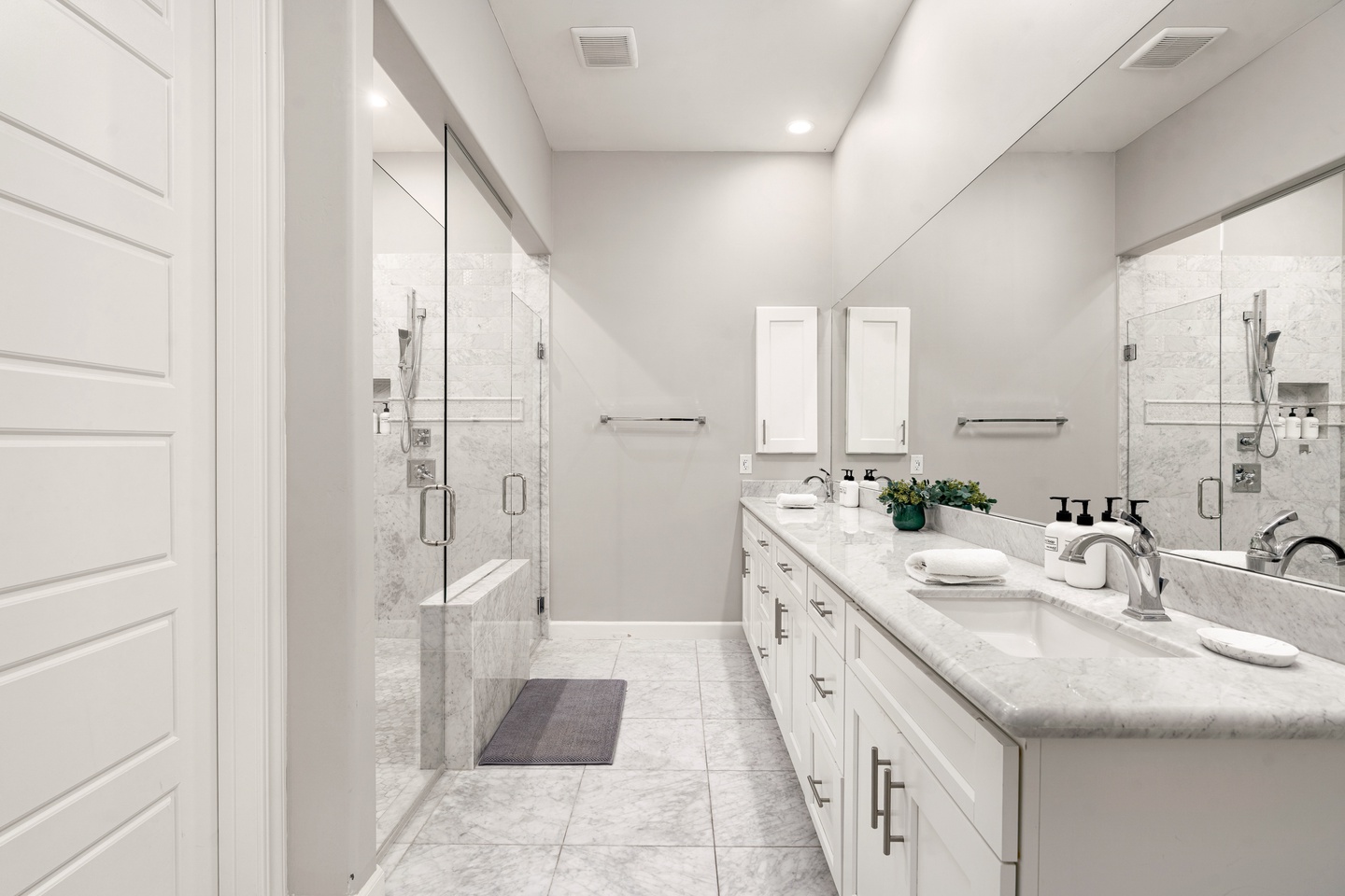 Master Bedroom (lower level) En Suite Bathroom