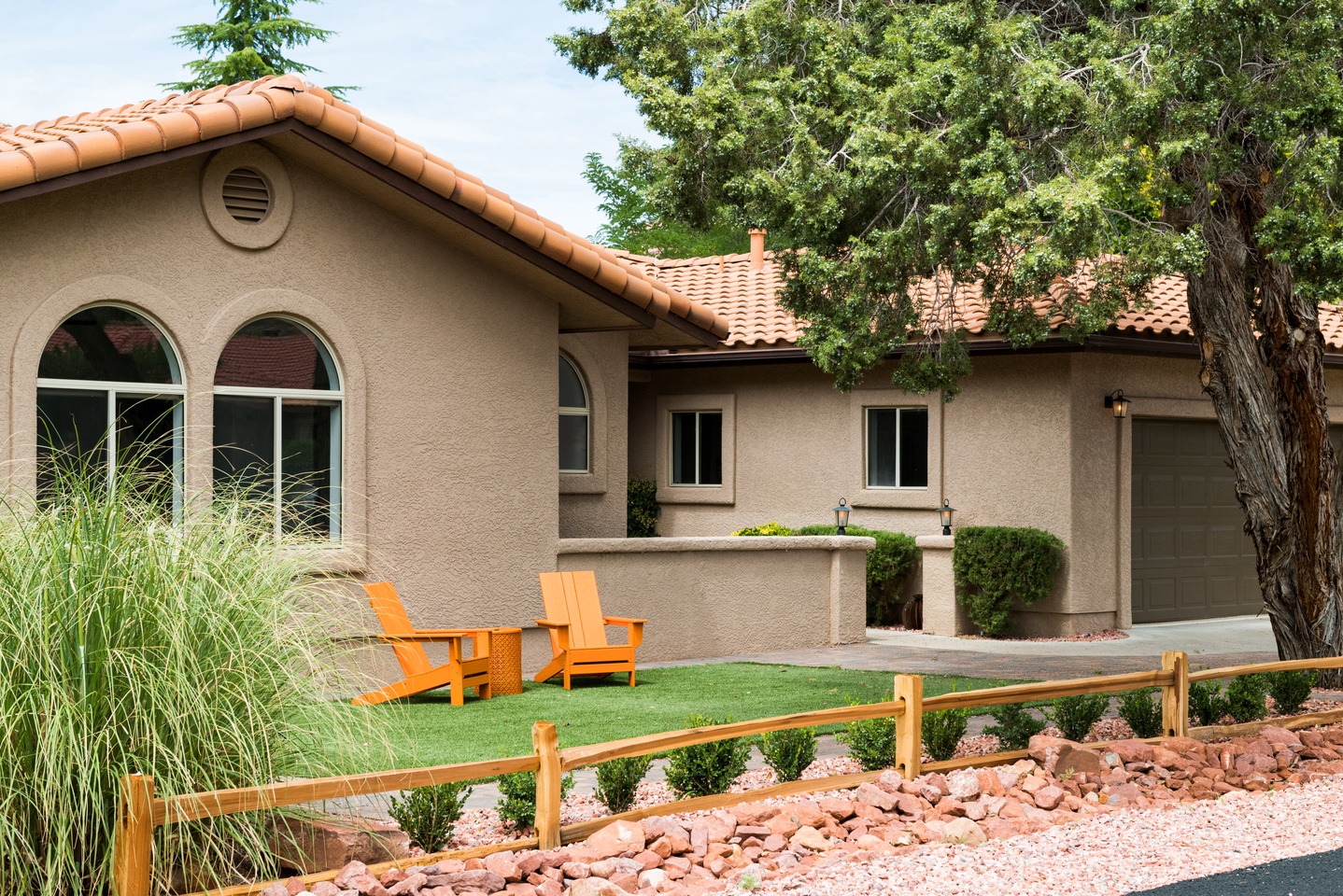 Front courtyard lounge seating