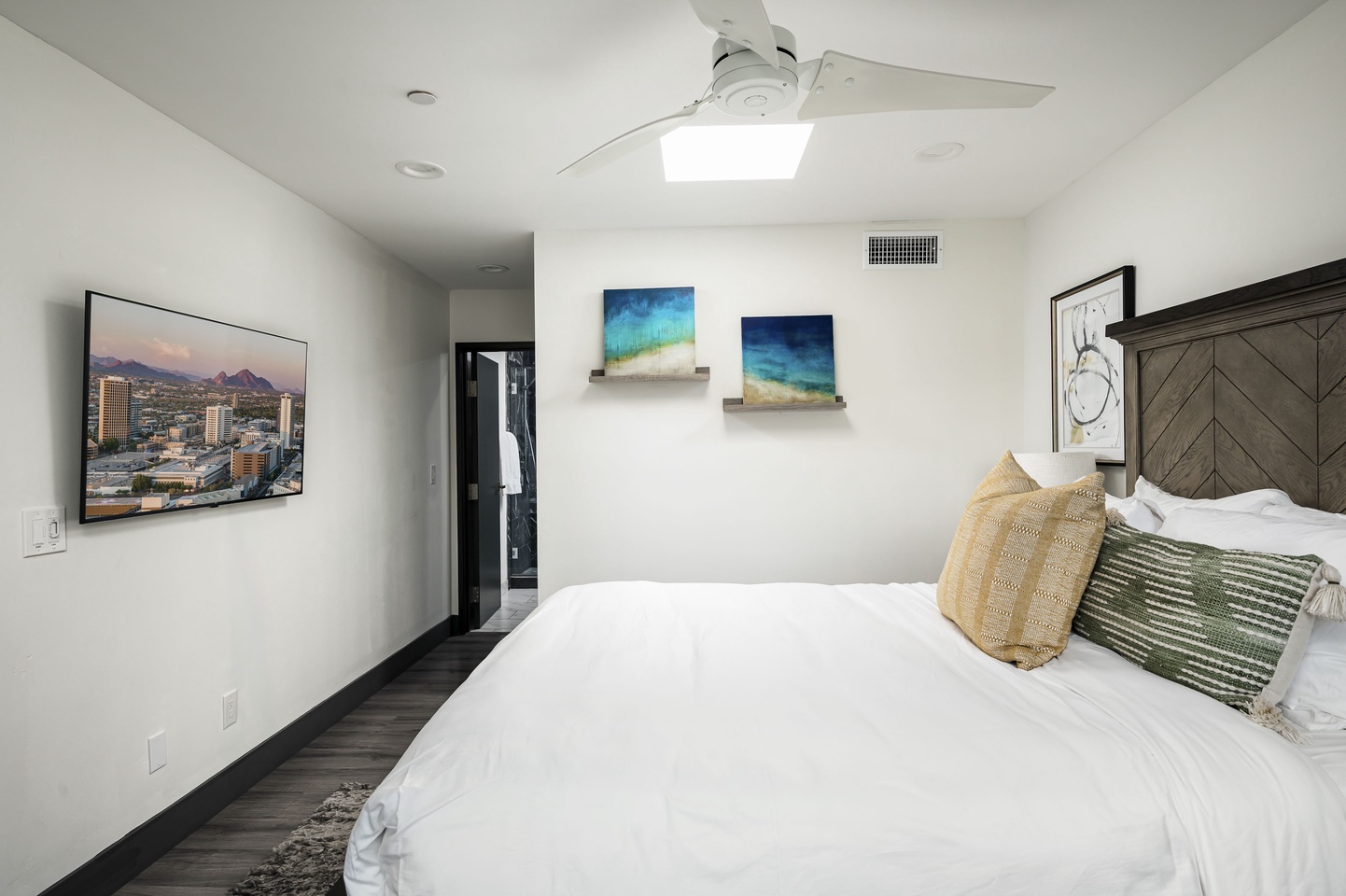 Bedroom 6 - HDTV & ensuite bathroom