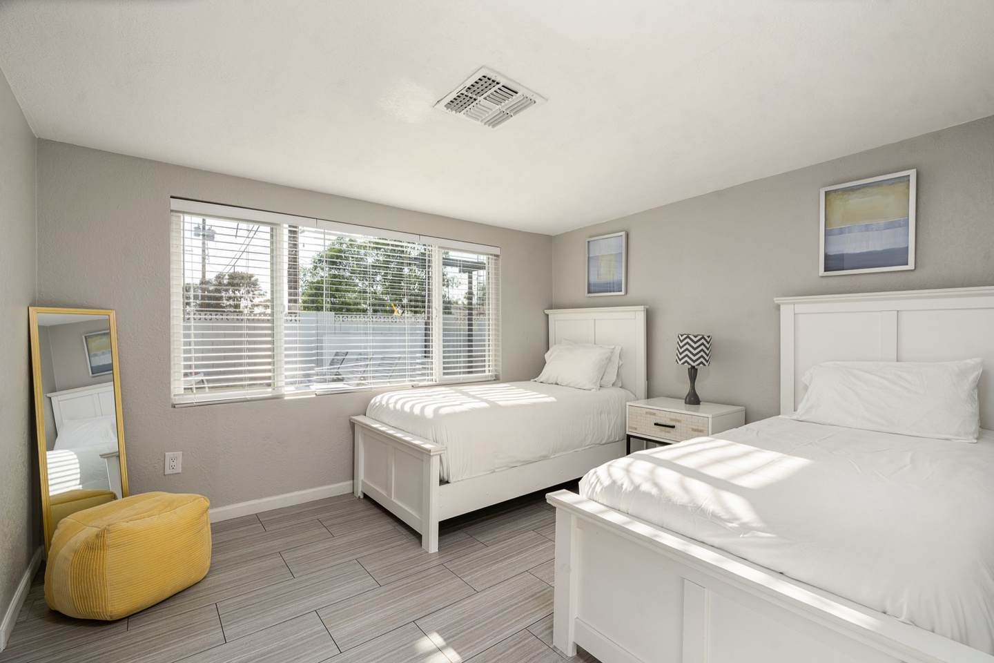 Bedroom 6 - 2 twin beds