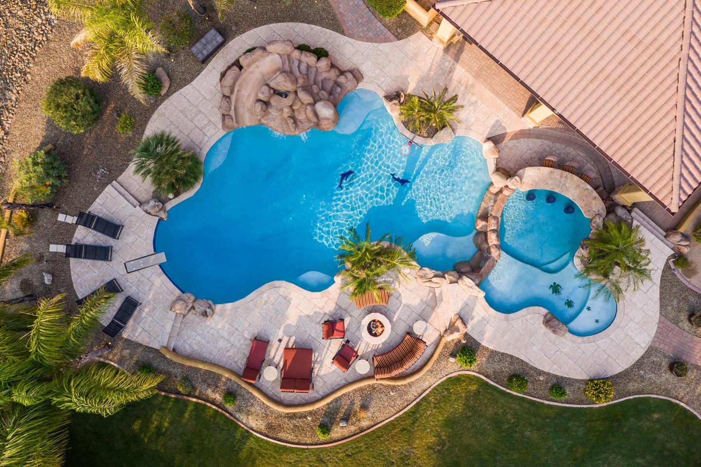 Small pool flows over into the large pool with endless features