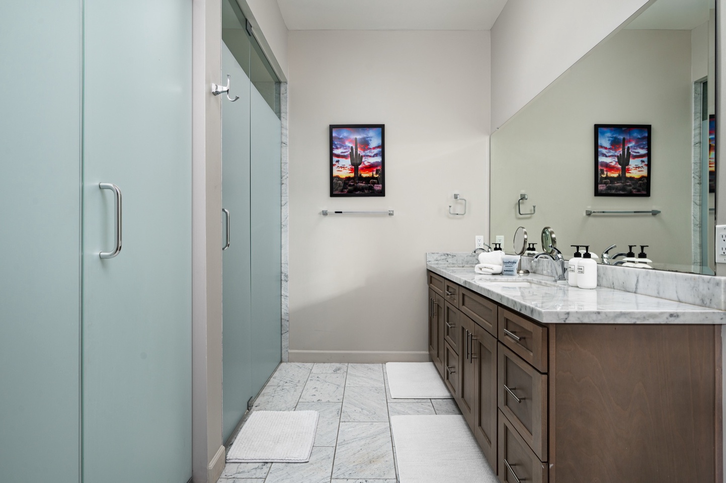 Master Bedroom (lower level) En Suite Bathroom