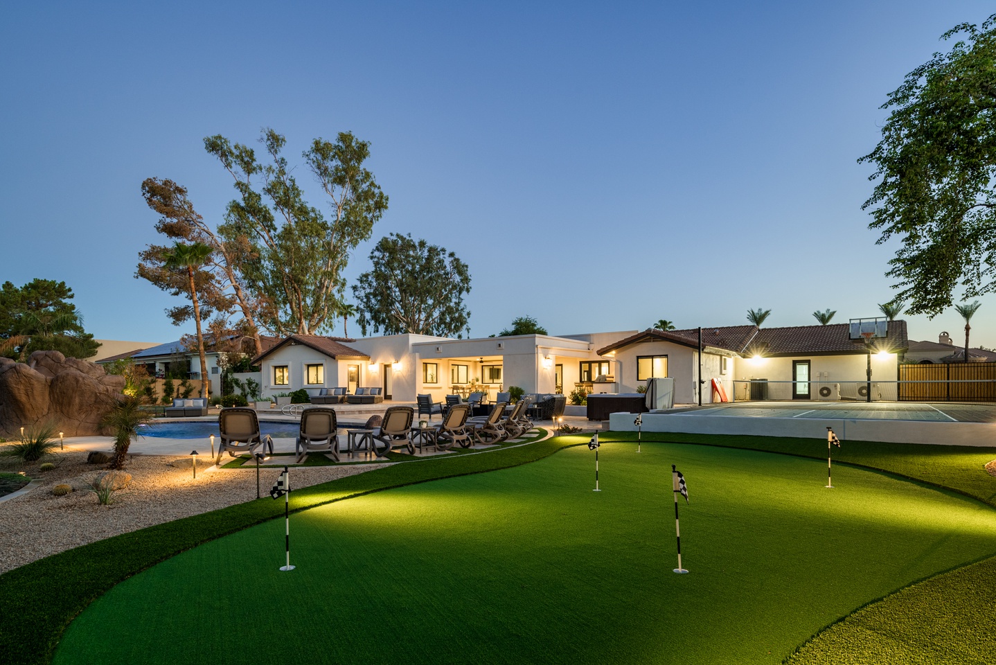 Large putting green for everyone to use