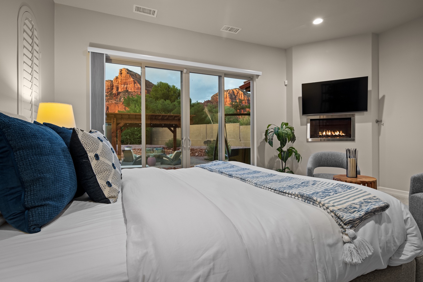 JL_5CougarDr-interiors-PrimarySuite-08